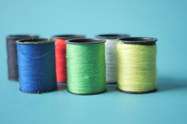 Renkli ipliğin yakın plan çekimi .