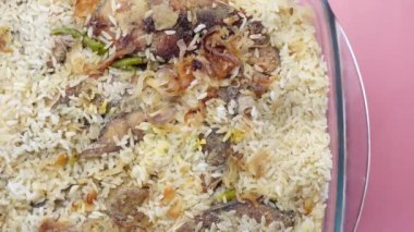  Masadaki kasede tavuk biryani yemeği