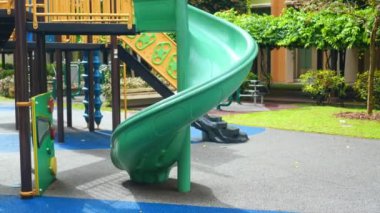 Parktaki bahçedeki renkli oyun parkı.