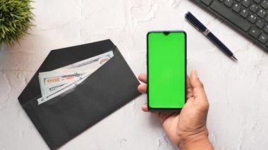 Masadaki zarfta 100 dolar nakit. .