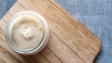 Masanın üstündeki kabın içinde mayonezi kapat.