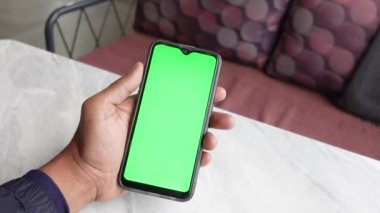 Akıllı telefon kullanarak genç adamın elini kapat.