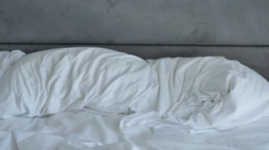 Sabahın köründe dağınık yatak, uyandıktan sonra dağınık yatak. .