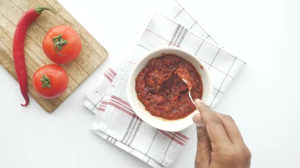 番茄酱放在有新鲜番茄酱的罐子里 — 图库视频影像