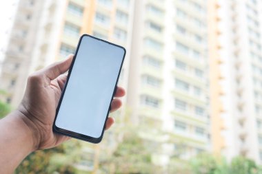Akıllı telefon kullanarak genç adamın elini kapat.