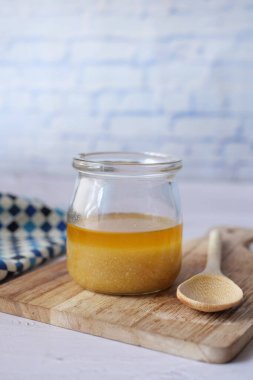 Ev yapımı kahve kabın içinde masanın üstünde.