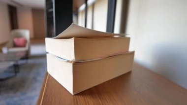 Tahta masadaki kitap yığını. .