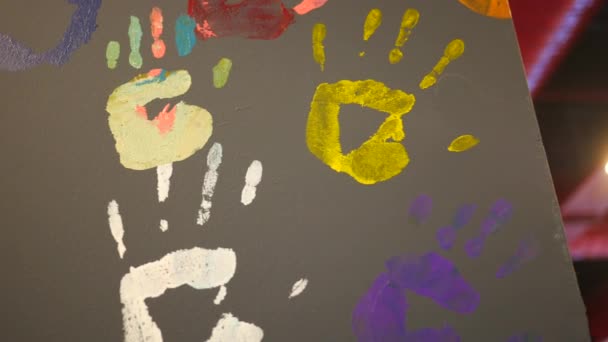 Παιδικά Χέρια Σημάδια Στον Τοίχο — Αρχείο Βίντεο