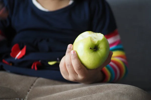 Child Eating Green Apple Close — Stock Photo, Image