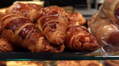 Yeni pişmiş kruvasan ve fotokopi alanı. Yüksek kalite fotoğraf