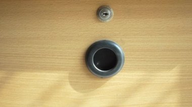 Erkekler çekmeceyi açar dolapta ahşap.