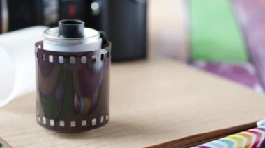 Masada film ruloları olan kamera. .