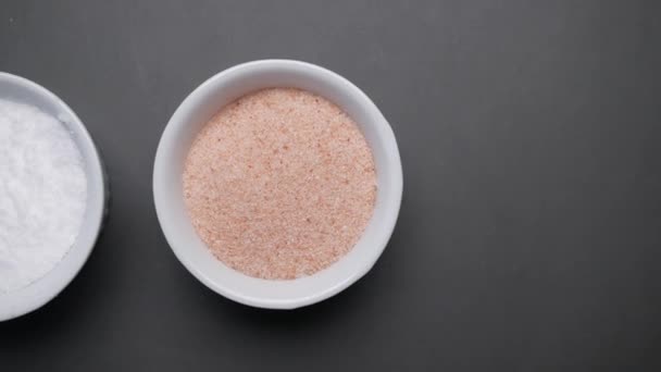 Ακατέργαστο Ροζ Αλάτι Ιμαλαΐων Και Λευκό Αλάτι Στο Τραπέζι — Αρχείο Βίντεο