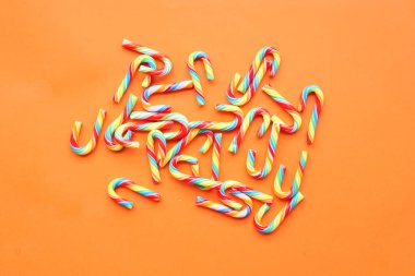 Beyaz arka planda küçük vişne şekerleri 