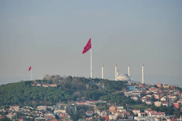 空に対するトルコ国旗の低角度表示 — ストック写真