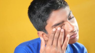  Güçlü göz ağrısından muzdarip çocuk.