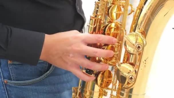 Mannen Handen Spelen Saxofoon Buiten — Stockvideo