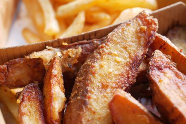 Tabakta taze pişmiş patates cipsi. .