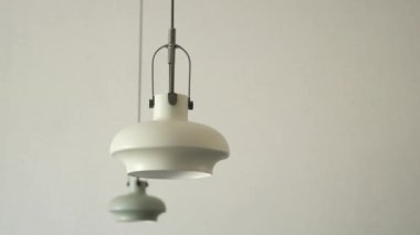 Bir odada asılı gri tavan lambası 
