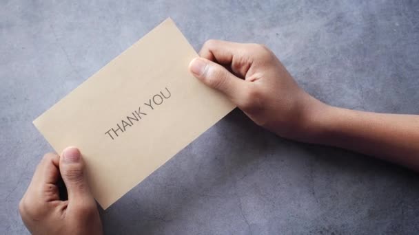 Close Homem Mão Lendo Uma Carta Agradecimento — Vídeo de Stock