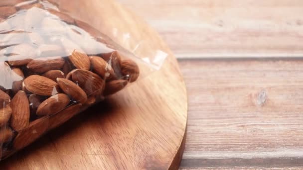 Nærbillede Mandelnødder Plastikpakke Bordet – Stock-video