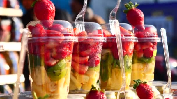 在伊斯坦布尔街头出售的塑料罐子里的混合水果 — 图库视频影像