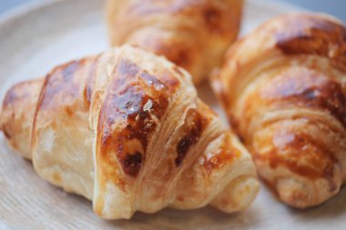 Yeni pişmiş kruvasan ve fotokopi alanı. Yüksek kalite fotoğraf