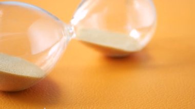 Masadaki kum saati, kum saati ampulünden akan kum..