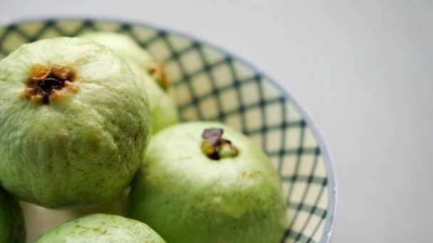 Nahaufnahme Einer Scheibe Guave Auf Dem Tisch — Stockvideo