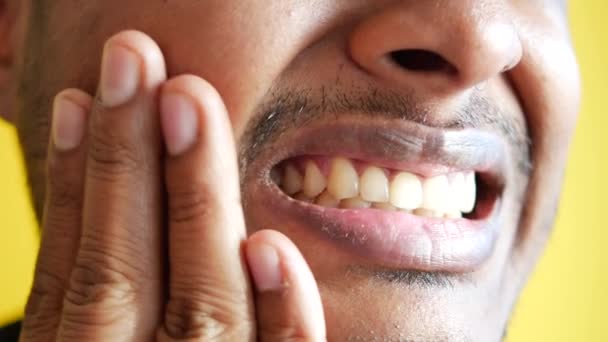 Junger Mann Mit Empfindlichen Zähnen — Stockvideo
