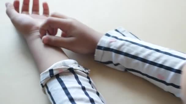 Οπίσθια Όψη Του Παιδιού Που Πάσχει Από Κνησμό Του Δέρματος — Αρχείο Βίντεο
