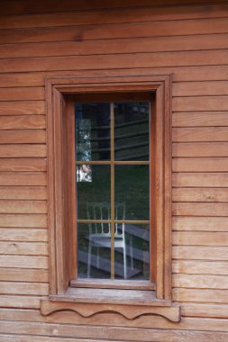 büyük pencere ile boş iç,