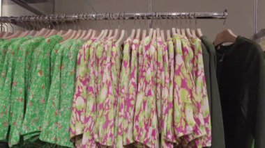 Masadaki giysi yığınını kapat.