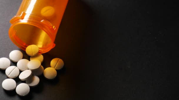 Fehér Színű Orvosi Tabletták Ömlött Fekete Háttér — Stock videók