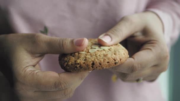 Жінки Розбивають Солодке Печиво Повільний Рух — стокове відео