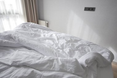 Sabahın köründe dağınık yatak, uyandıktan sonra dağınık yatak. .