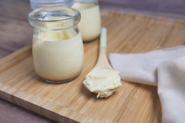  Masadaki cam kavanozda karamel pudingi. .