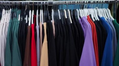 Satılık pek çok kadın giysisini kapatın. .