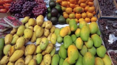 Dhaka 'daki yerel pazarda meyve satışı .