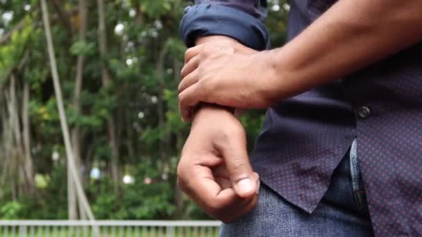 Mann Erleidet Schmerzen Der Hand Aus Nächster Nähe — Stockvideo