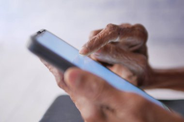  Üst düzey kadınlar akıllı telefon kullanır. Yakın plan. .