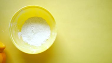 Beyaz arkaplanda Bebek Tozu 'nun üst görünümü .