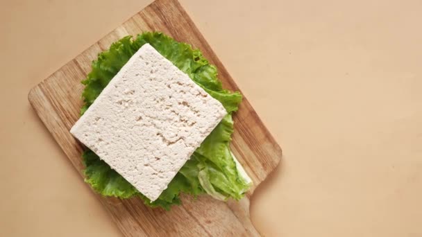 Vue Dessus Une Tranche Tofu Sur Une Planche Découper — Video