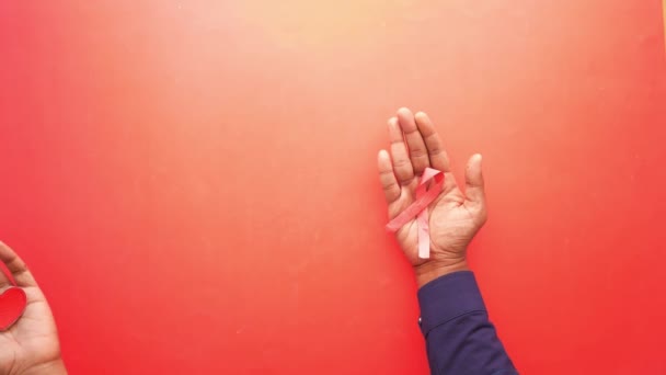 Mão Segurando Fita Vermelha Hiv Cima Para Baixo — Vídeo de Stock