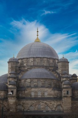 Mavi gökyüzüne karşı güzel bir cami. .
