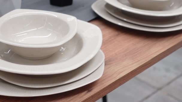 桌子上的空陶瓷盘 — 图库视频影像