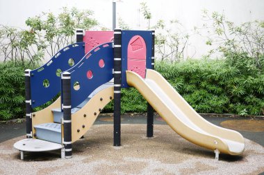 Parktaki bahçedeki renkli oyun parkı.