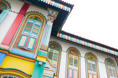 Singapur küçük Hindistan 22 Haziran 2022 Renkli binalar ve trafik manzarası ,