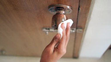 Kapı topuzunu peçeteyle temizleyin. 