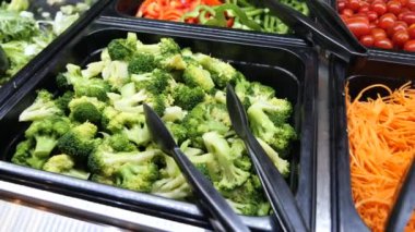 Markette taze sebzeli organik salata barı,